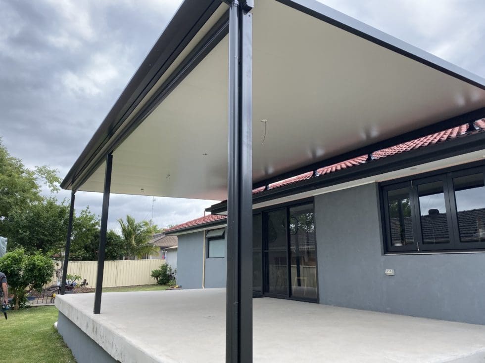 Flat flyover insulated roof pergola KRE8 OUTDOOR CONSTRUCTIONS